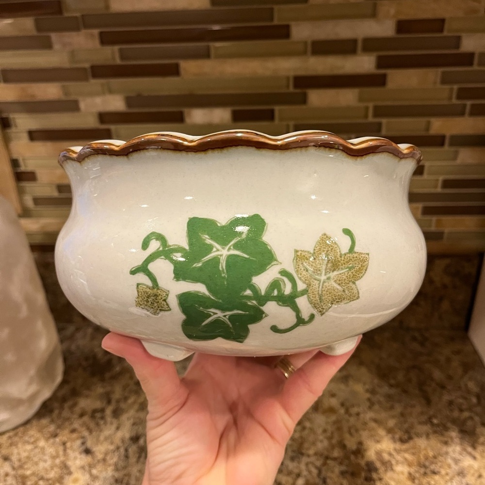 Vintage AAA Imports Planter with Ivy Design approx 7.5” wide 4” height - Picture 6 of 11